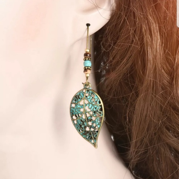 VINTAGLE HOLLOW LEAF DANGLE EARRINGS - Picture 3 of 6